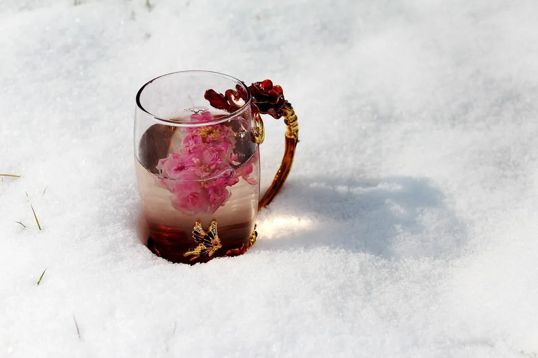 Czy herbata z hibiskusa zawiera kofeinę? Poznaj właściwości hibiskusa