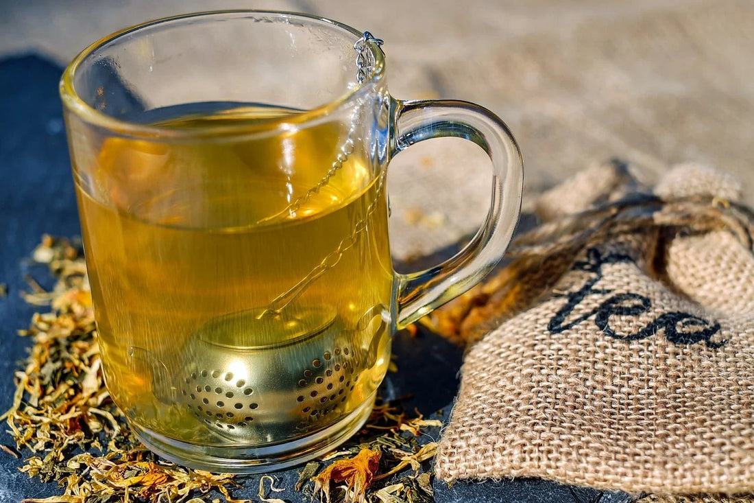 Zielona vs czarna herbata – kofeina, smak i korzyści zdrowotne