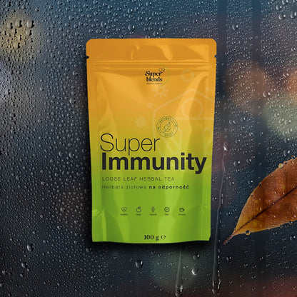 Torebka Super IMMUNITY przy oknie z kroplami deszczu i jesiennym liściem