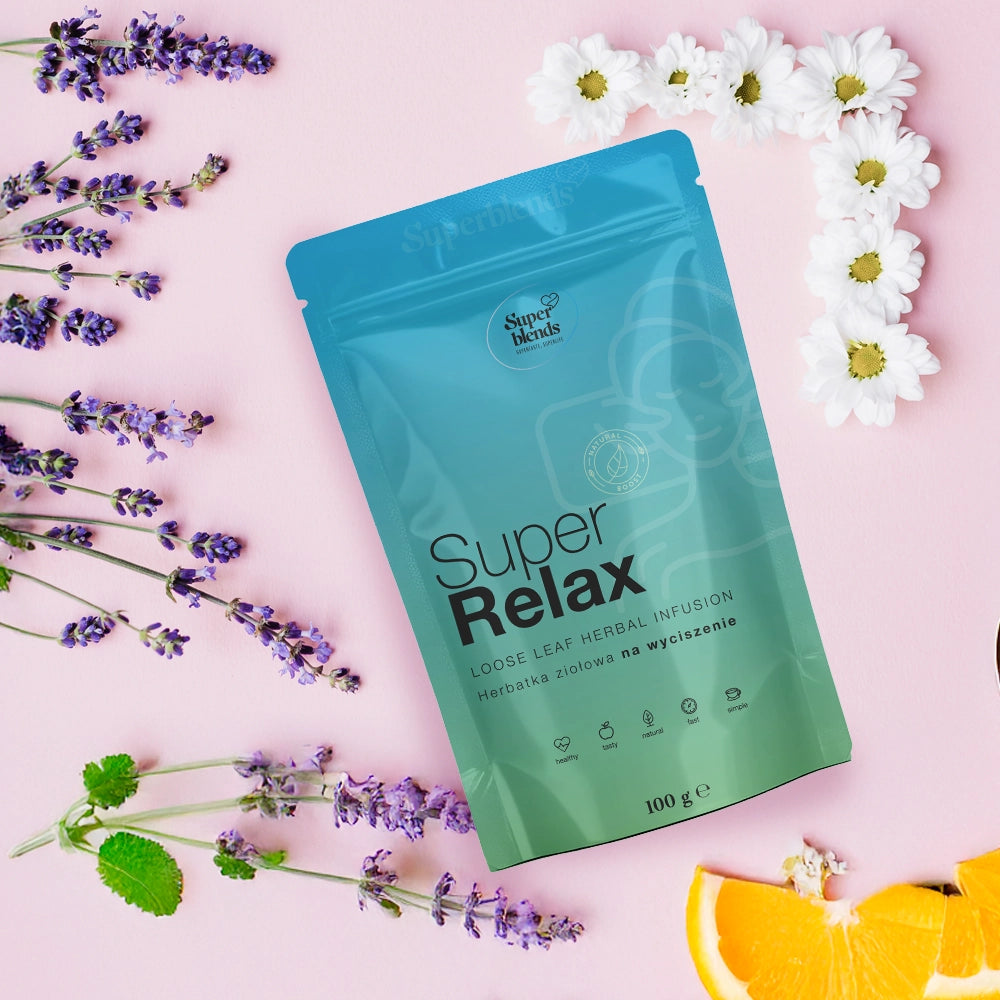 Torebka Super RELAX na różowym tle wśród lawendy, rumianku, melisy i plastrów pomarańczy