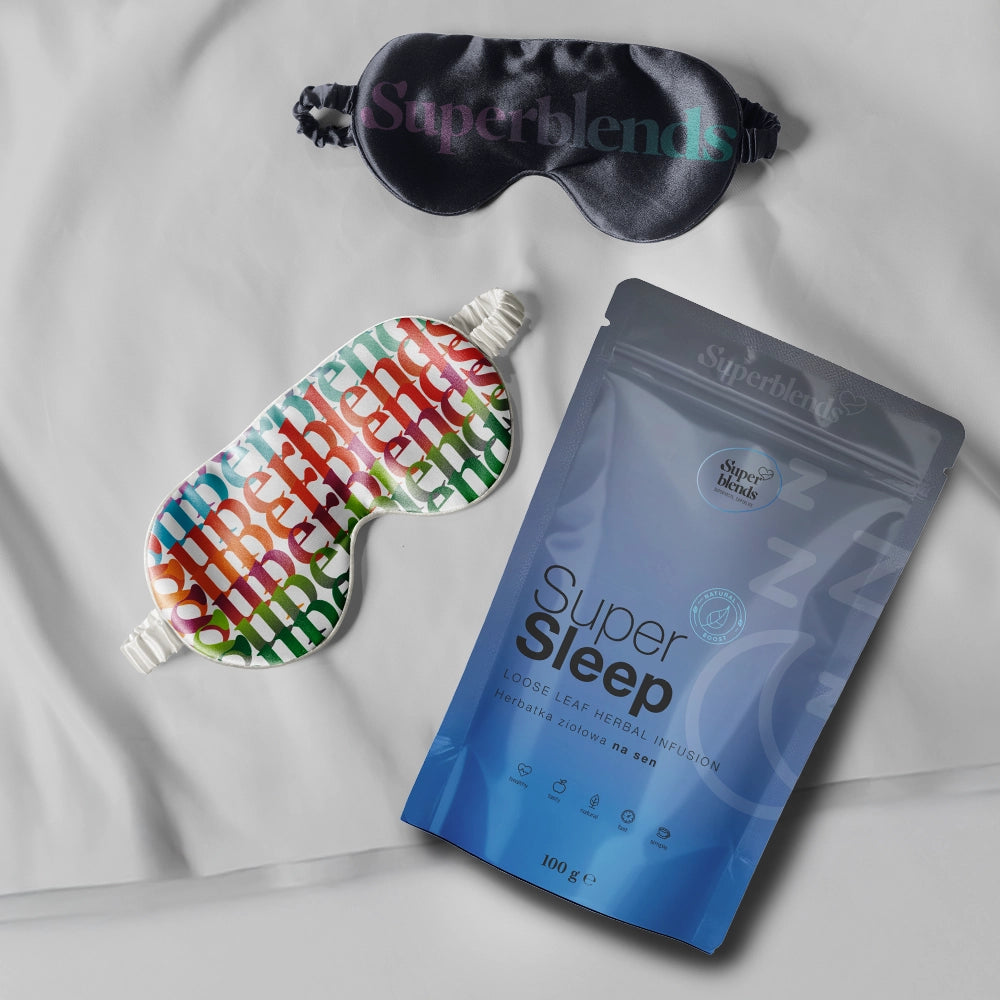 Torebka Super SLEEP na białej pościeli obok opasek na oczy